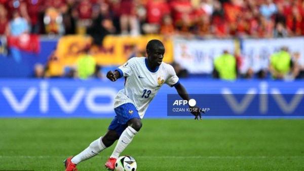 Gelandang Prancis bernomor punggung 13 N'golo Kante berlari membawa bola selama pertandingan babak 16 besar Piala Eropa 2024 antara Prancis dan Belgia di Duesseldorf Arena di Duesseldorf pada tanggal 1 Juli 2024. (Foto oleh OZAN KOSE / AFP)