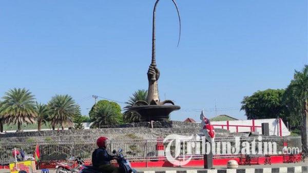 Pengendara melintas di depan Taman Pecut, Jalan Merdeka, Kota Blitar, Selasa (25/7/2023). 