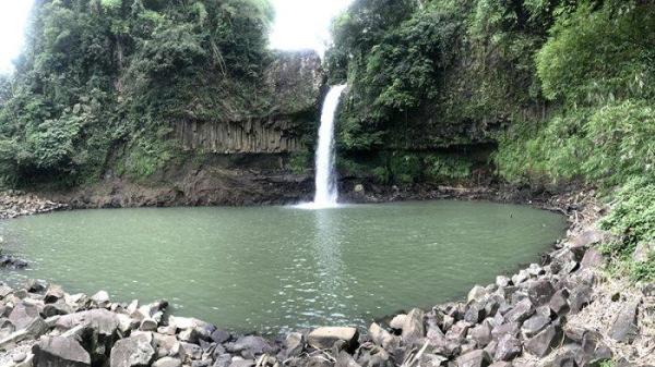 Di tempat wisata Curug Lontar Bogor ini, kamu dapat menikmati keindahan air terjun dan pemandangan sekitarnya dengan duduk di bebatuan sungai.