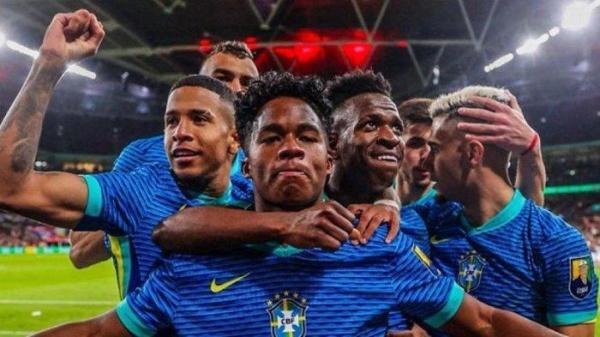 Para Pemain Brasil saat merayakan Gol ke gawang Inggris