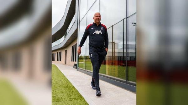 Arne Slot pelatih baru Liverpool.