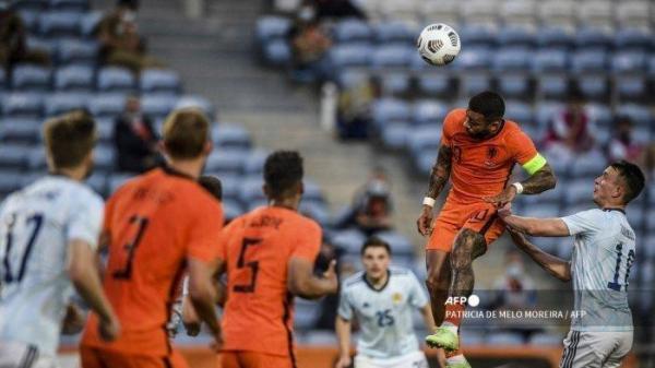 Pemain depan Belanda Memphis Depay menyundul bola
