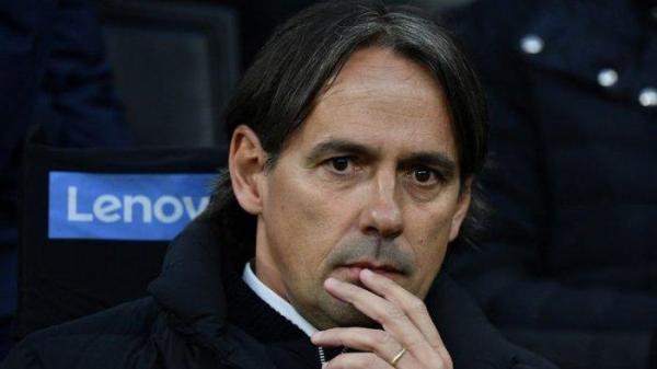 Ekspresi pelatih Inter Milan, Simone Inzaghi. Spezia menang 2-1 atas Inter Milan dalam lanjutan pekan ke-26 Serie A, kompetisi tertinggi Liga Italia 2022-2023.