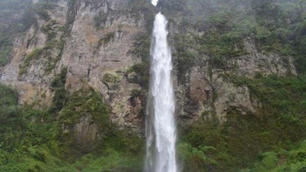 Dikelilingi tebing dan pepohonan, Curug Ngebul dengan debit air yang cukup deras dan masih asri, membuat tempat wisata di Cianjur ini cocok untuk kamu yang berjiwa pertualang.