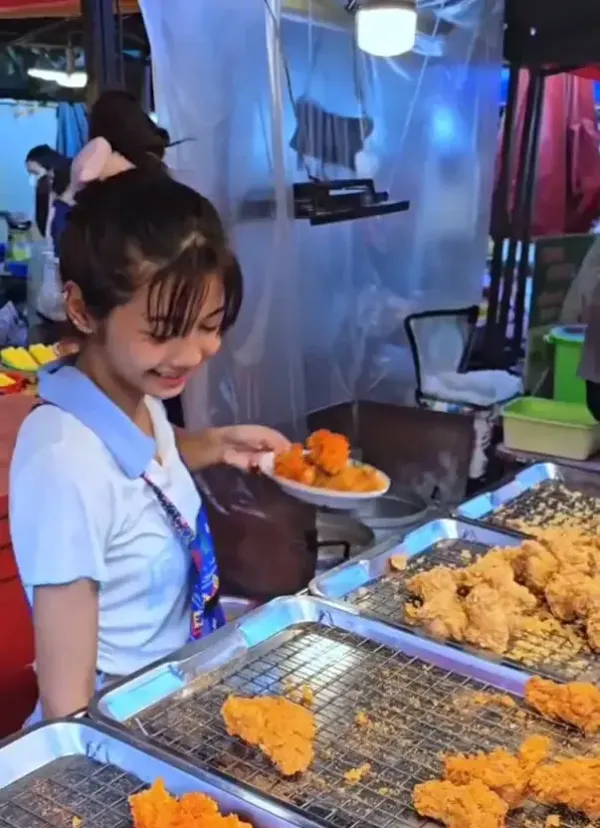 Salfok! Wanita Penjual Ayam Goreng Ini Mirip Lisa BLACKPINK