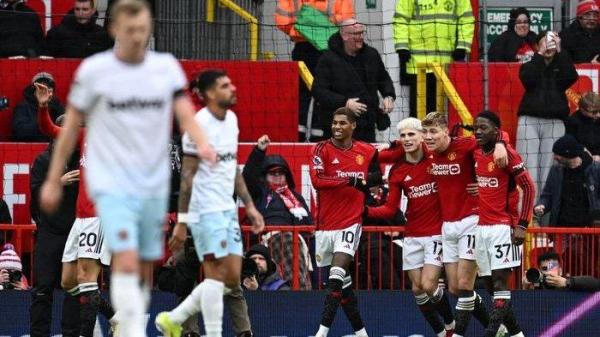 Selebrasi striker Manchester United asal Denmark #11 Rasmus Hojlund (tengah) usai berhasil mencetak gol selama pertandingan