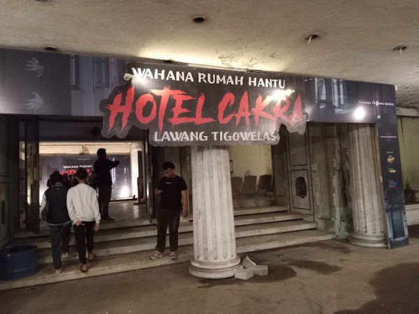 Wahana Rumah Hantu Hotel Cakra Lawang Tigo Welas
