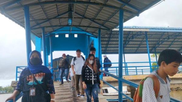 Aktivitas penumpang di Pelabuahan Kayan II Tanjung Selor, Bulungan, Kalimantan Utara.