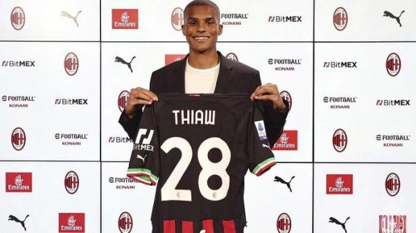 Malick Thiaw menandatangani kontrak jangka panjang dengan AC Milan di Casa Milan