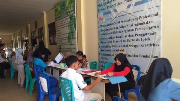 Kegiatan Pendaftaran Ulang di SMA Negeri Terpadu Unggulan 1 Tana Tidung Jl Perintis, Desa Tideng Pale, Kecamatan Sesayap, Kabupaten Tana Tidung, Provinsi Kalimantan Utara ( Kaltara ), Jum'at (5/7/2024)