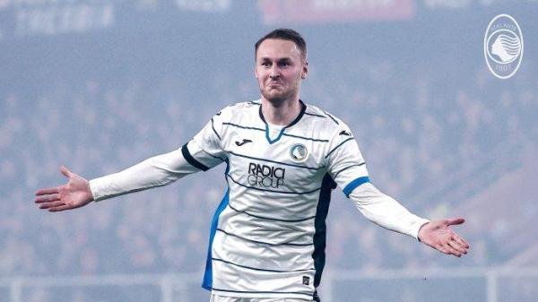 Pemain Atalanta asal Belanda Teun Koopmeiners selebrasi setelah cetak gol
