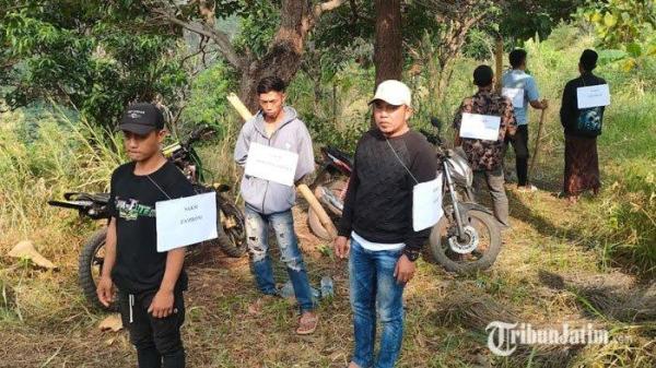 Para saksi dan terduga pelaku saat rekontruksi. Ada 13 adegan yang diperagakan hingga tewasnya korban saat berburu.