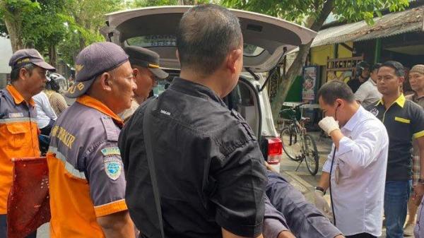 Petugas saat mengevakuasi kakek tukang becak yang meninggal mendadak saat antar penumpang cari oleh-oleh wingko, Rabu (3/7/2024).