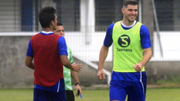 Pemain Persib Bandung Nick Kuipers (kanan) mengikuti latihan perdana  saat mengikuti gim internal di Stadion Sidolig, Bandung,Jumat (5/7). Pemain Persib Bandung pascalibur panjang, menjalani latihan fisik untuk mengembalikan kondisi stamina pemain.