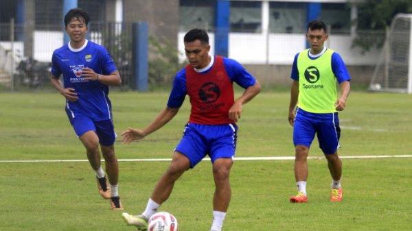 Pemain Persib Bandung Rachmat Irianto (tengah) berusaha mengontrol bola saat mengikuti gim internal di Stadion Sidolig, Bandung,Jumat (5/7).<div class=