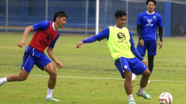 Pemain Persib Bandung Febry Hariyadi (kanan) berusaha mengumpan bola dari kawalan Rian Kurnia saat mengikuti gim internal di Stadion Sidolig, Bandung,Jumat (5/7). Pemain Persib Bandung pascalibur panjang, menjalani latihan fisik untuk mengembalikan kondisi stamina pemain.