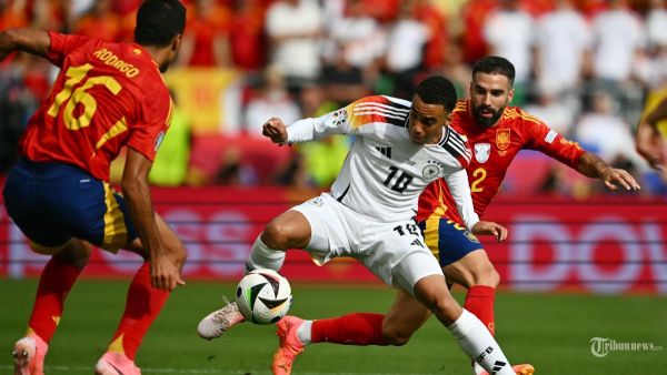 Gelandang Jerman #10 Jamal Musala berebut bola dengan bek Spanyol #02 Dani Carvajal dan gelandang Spanyol #16 Rodri selama pertandingan sepak bola perempat final UEFA Euro 2024 antara Spanyol dan Jerman di Stuttgart Arena di Stuttgart pada 5 Juli 2024. (Fabrice COFFRINI / AFP)