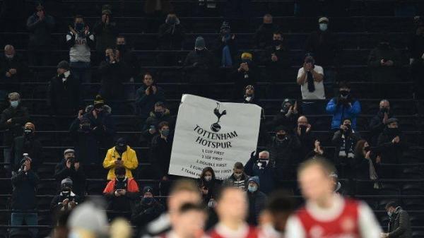 Suporter Tottenham bertepuk tangan pada pertandinfan Liga nggris antara Tottenham Hotspur dan Arsenal di Stadion Tottenham Hotspur di London, pada 6 Desember 2020.