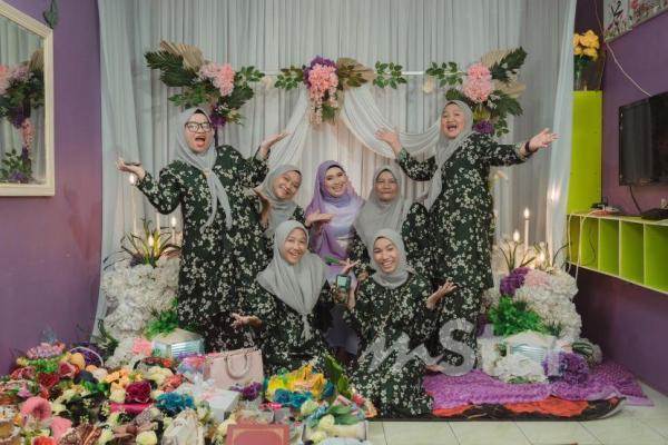 Fiza bersama keluarga calon suaminya (mstar.com.my)
