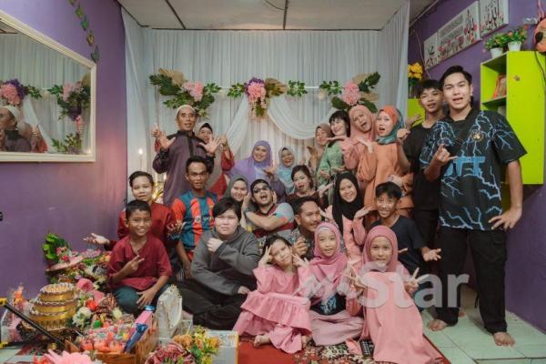 Fiza bersama keluarga besar saat pertunangannya (mStar.com)