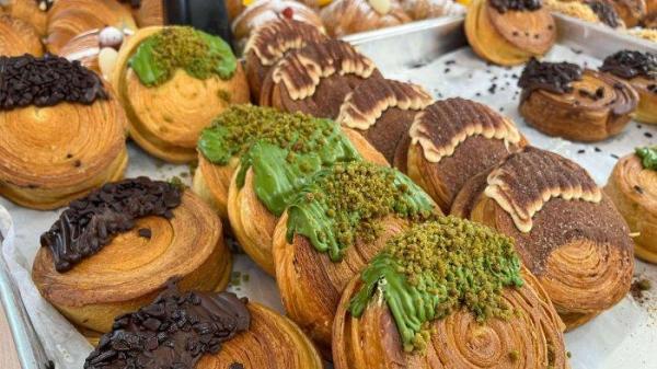 Varian menu roti dan cake di tokonya yang terletak di Jalan Mantri Urip, Kota Pangkalpinang, Bangka Belitung.