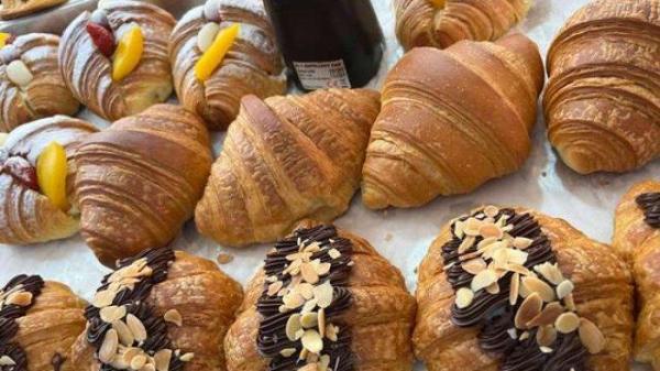 Varian menu roti dan cake di toko roti Nyonya Manna yang terletak di Jalan Mantri Urip, Kota Pangkalpinang, Bangka Belitung.