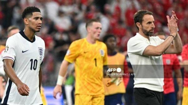 Gelandang Inggris, Jude Bellingham (Kiri) dan pelatih  Inggris Gareth Southgate memberi salam kepada publik di akhir pertandingan sepak bola Grup C UEFA Euro 2024 antara Denmark dan Inggris, pada 20 Juni 2024. Inggris dijadwalkan lawan Slevenia di laga penyisihan grup Euro 2024