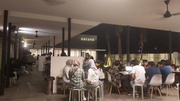 Potret Arkara Social Cafe di malam hari saat weekend.