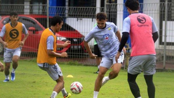 Pemain Persib Bandung Rezaldi Hehanusa (tengah) berusaha mengecoh Zalnando saat mengikuti latihan di Stadion Sidolig, Bandung, Sabtu (6/7). Rezaldi baru bergabung latihan pascalibur panjang berakhirnya Liga 1.