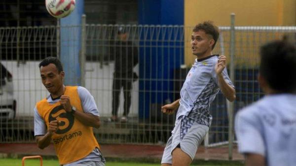 Pemain Persib Bandung Rezaldi Hehanusa (kanan) berusaha menyundul bola dari kawalan Robi Darwis saat mengikuti latihan di Stadion Sidolig, Bandung, Sabtu (6/7). Rezaldi baru bergabung latihan pascalibur panjang berakhirnya Liga 1.