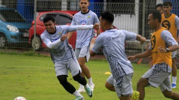 Pemain Persib Bandung Febry Hariyadi (kiri) berebut bola dengan AbdulAziz dan Robi Darwis  saat mengikuti latihan di Stadion Sidolig, Bandung, Sabtu (6/7). <div class=