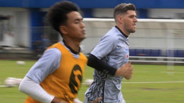 Pemain Persib Bandung Nick Kuipers (kanan) melakukan sprint bersama Kakang Rudianto saat mengikuti latihan di Stadion Sidolig, Bandung, Sabtu (6/7).Kondisi pemain berangsur membaik ditambah dengan latihan fisik yang lebih berat.