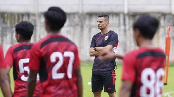 Carlos Pena pimpin latihan Persija, 29 Juni 2024.