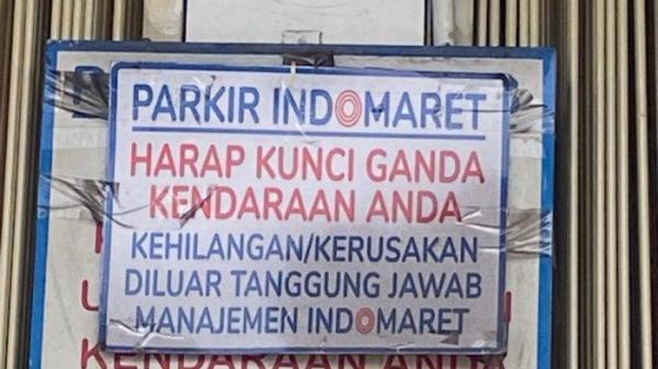 Papan parkir gratis minimarket di Jl TB Simatupang Jaksel telah ditutup dengan papan lainnya