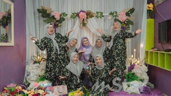 Fiza bersama keluarga calon suaminya (mStar.com)