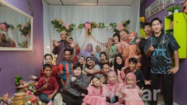 Fiza bersama keluarga besar saat pertunangannya (mStar.com)