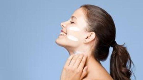 Ilustrasi wanita mengaplikasikan sunscreen dengan takaran yang sesuai agar tidak terlalu tipis.