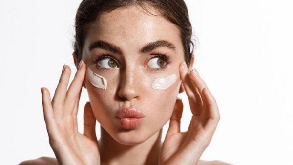 Mengaplikasikan sunscreen secara merata sebelum memulai aktivitas sangat penting agar berbagai masalah kulit yang disebabkan oleh paparan sinar UV.