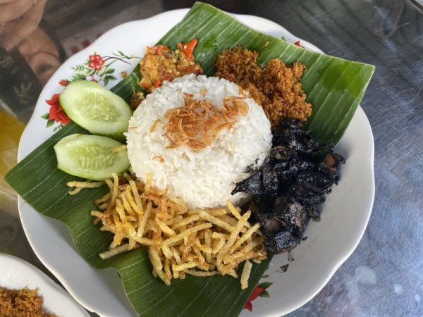 RM Lokiin nasi lidah bumbu dan empal gentong bercita rasa masakan rumahan
