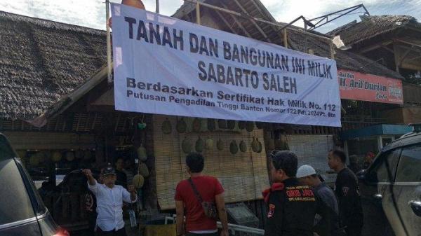 Sabarto Saleh mulai mengeksekusi lahan dan kedai Durian Jatuhan Haji Arif (DJHA) yang berlokasi di Kecamatan Baros, Kabupaten Serang, Minggu (7/7/2024).