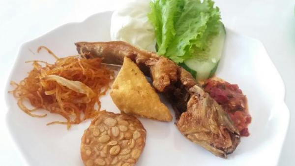 Ilustrasi pecel lele untuk menu makan malam enak.