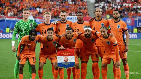 (Dari Kiri) Penjaga gawang Belanda #01 Bart Verbruggen, penyerang Belanda #12 Jeremie Frimpong, gelandang Belanda #24 Jerdy Schouten, gelandang Belanda #14 Tijani Reijnders, bek Belanda #06 Stefan de Vrij, bek Belanda #05 Nathan Ake, bek Belanda #22 Denzel Dumfries, penyerang Belanda #10 Memphis Depay, bek Belanda #04 Virgil Van Dijk, penyerang Belanda #07 Xavi Simons dan penyerang Belanda #11 Cody Gakpo berpose sebelum UEFA Euro 2024 Pertandingan sepak bola Grup D antara Belanda dan Prancis di Stadion Leipzig di Leipzig pada 21 Juni 2024. (Photo by Christophe SIMON / AFP)