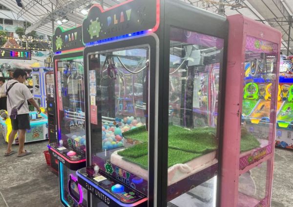 Keren! Pria Ini Berhasil Dapat 9 Durian dari Main Mesin Capit