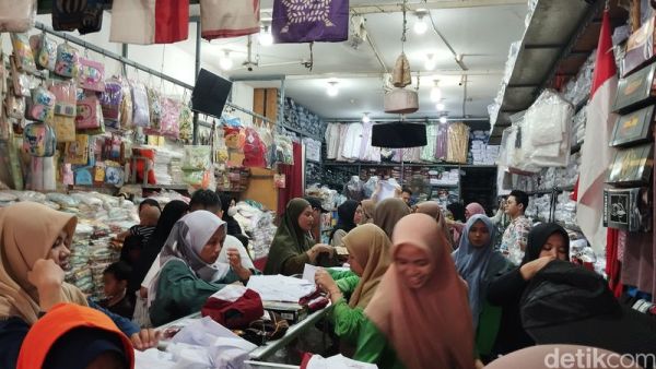 Warga membeli seragam sekolah jelang tahun ajaran baru di Pasar Ciputat, Tangerang Selatan. (Maulana Ilhami Fawdi/detikcom)