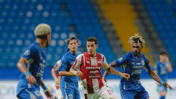 Gelandang Persis Solo, Alexis Messidoro berusaha melewati hadangan dua pemain tuan rumah PSIS Semarang pada pertandingan Liga 1 2023 pekan 29 di Stadion Batakan, Minggu (17/3/2024) malam WIB.
