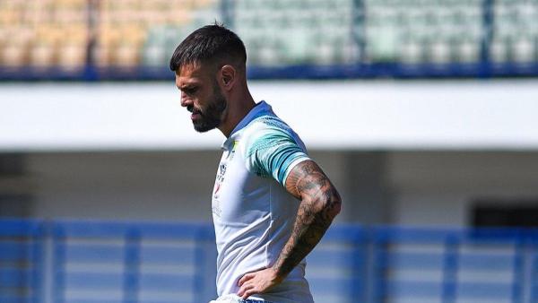 Sosok gelandang serang Persib Bandung asal Spanyol, Tyronne del Pino yang telah kembali ke Pangeran Biru setelah cedera panjang.