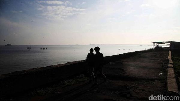 Pantai Marunda, Cilincing, Jakarta Utara diminati pengunjung pada momen libur sekolah kali ini. Biaya masuk terjangkau, pantai pun kian bersih.
