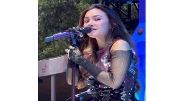 Penyanyi Mahalini Ayu Raharja tengah heboh dimedia sosial saat tampil manggung dengan wajah baru diduga operasi plastik.