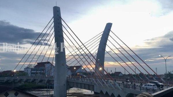Menikmati indahnya pemandangan senja atau matahari tenggelam dari kawasan Jembatan Sei Alalak, Kelurahan Berangas Timur, Kecamatan Alalak, Kabupaten Barito Kuala (Batola), Provinsi Kalimantan Selatan.