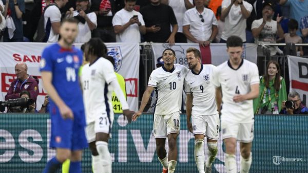 (Dari kiri) Gelandang Inggris #10 Jude Bellingham dan penyerang Inggris #09 Harry Kane merayakan setelah Kane mencetak gol kedua timnya selama pertandingan sepak bola babak 16 besar UEFA Euro 2024 antara Inggris dan Slovakia di Arena AufSchalke di Gelsenkirchen pada 30 Juni 2024. (Photo by INA FASSBENDER / AFP)